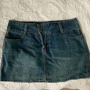 AMERICAN EAGLE VINTAGE WASHED/DISTRESSED DENIM MINI SKIRT SIZE 2